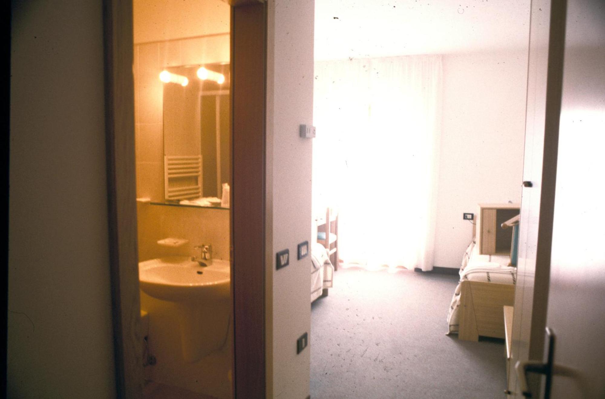 Hotel Cristina เทนโน ภายนอก รูปภาพ